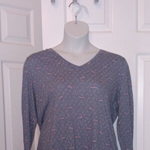 Bass Gray Long Sleeve V‑Neck Top with Pink Accent Print